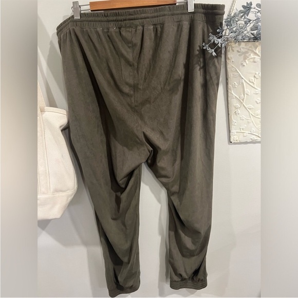 3/$25 CHAPTER ONE 2X Camo green suede style pant - Picture 3 of 7